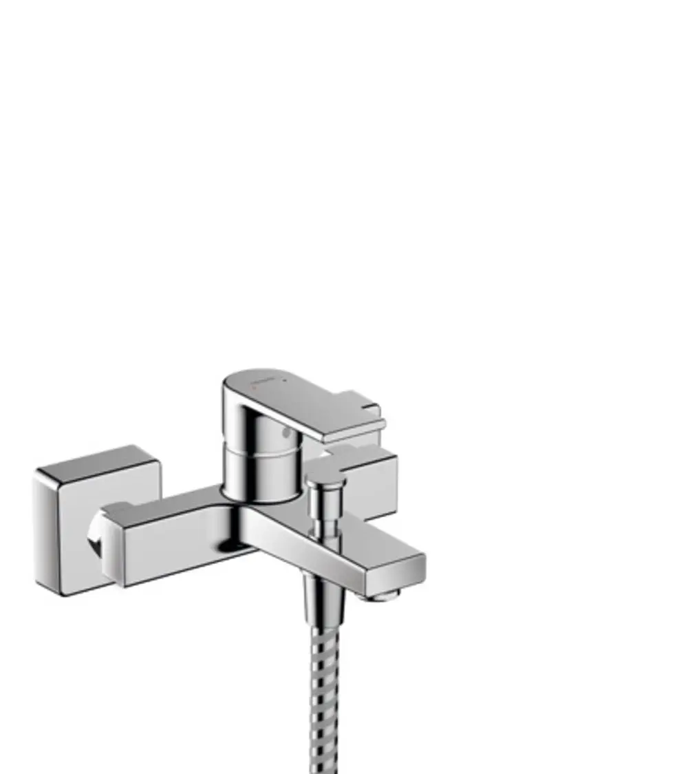 Chromfarbener Einhebel-Wannenmischer von Hansgrohe mit wandmontierter Ausführung und flexibler Schlauchverbindung. Modernes Design und funktionale Handhabung.